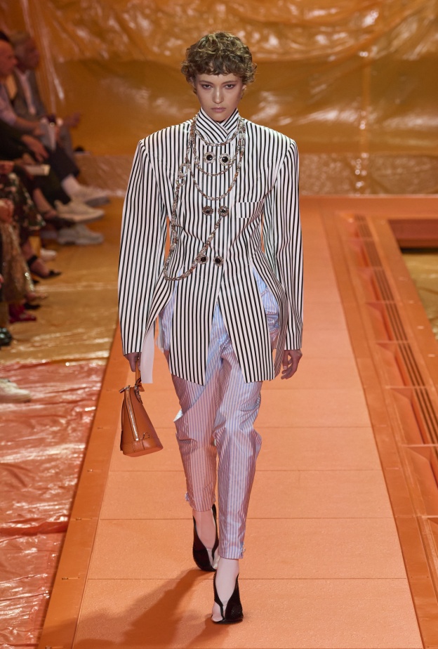 إطلالة من Louis Vuitton