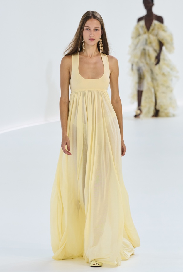 ما رأيك بفستان واحد للاطلالات الكاجوال والاطلالات الرسمية؟