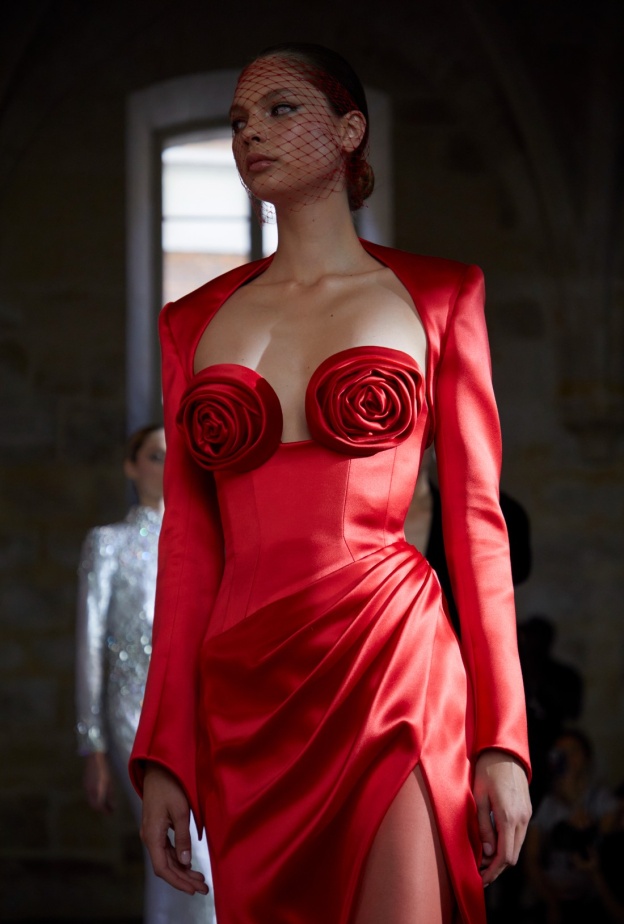 Tamara Ralph لـ"هي": وجدت الإلهام في باريس... ومجموعة الأزياء الراقية لخريف 2024 تمثّل التوازن المثالي بين الإغراء والرومانسية مع لمسة عصرية