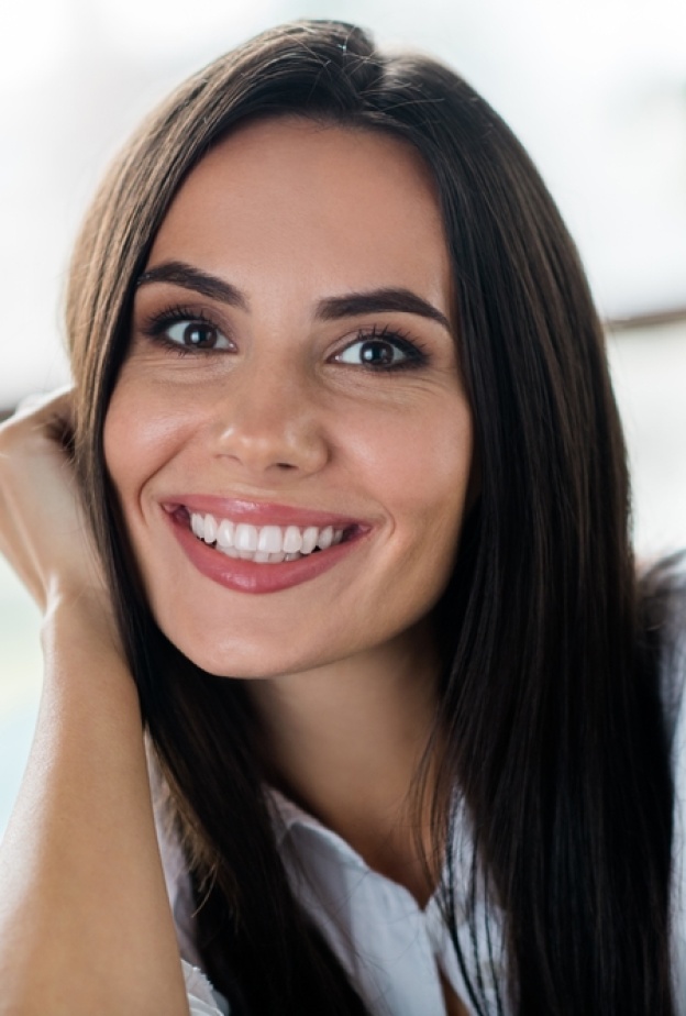 الأسنان المكسورة.. كيف يتم تصليحها بطرق تجميلية؟