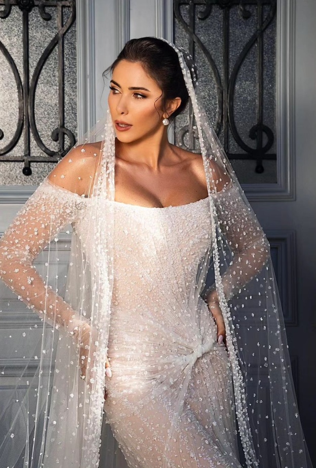 طرحة العروس المطرزة باللؤلؤ للعروس دانييلا رحمة