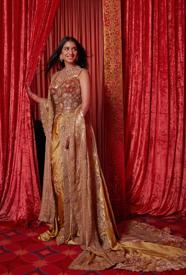 إطلالة العروس راديكا ميرشانت من دولتشي أند غابانا