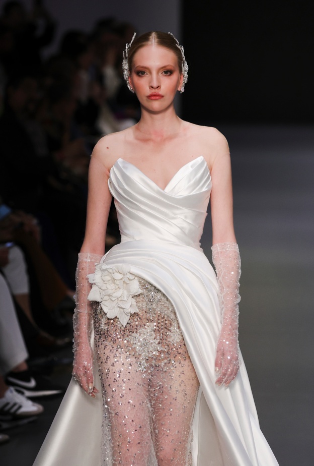 فستان زفاف منقط من دار جولي بولي