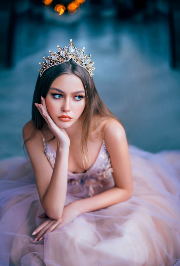 اطلالة عروس استثنائية باللون البنفسجي