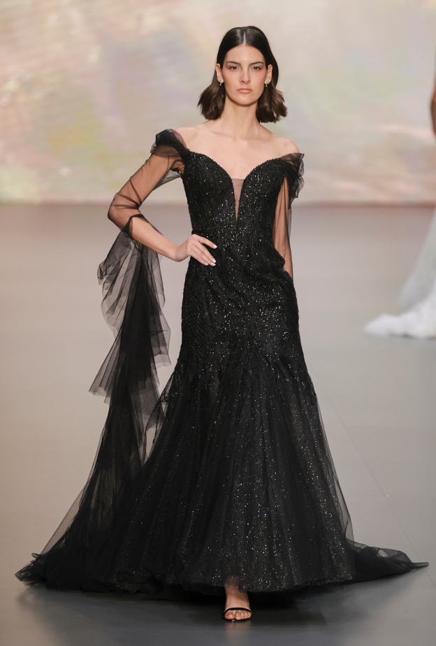 إطلالة زفاف باللون الأسود للعروس الحالمة من دار Allure
