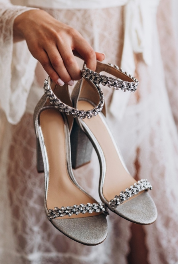 تألقي بأجمل تصاميم الأحذية البراقة في يوم زفافك