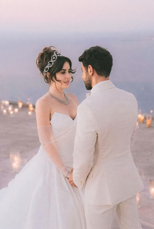 سارة ابي كنعان وزوجها خلال حفل زفافهما