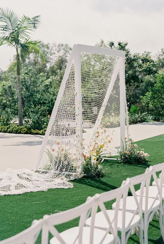 تزيين مكان جلوس العروسين بشباك مخصص لرياضة الفوتبول