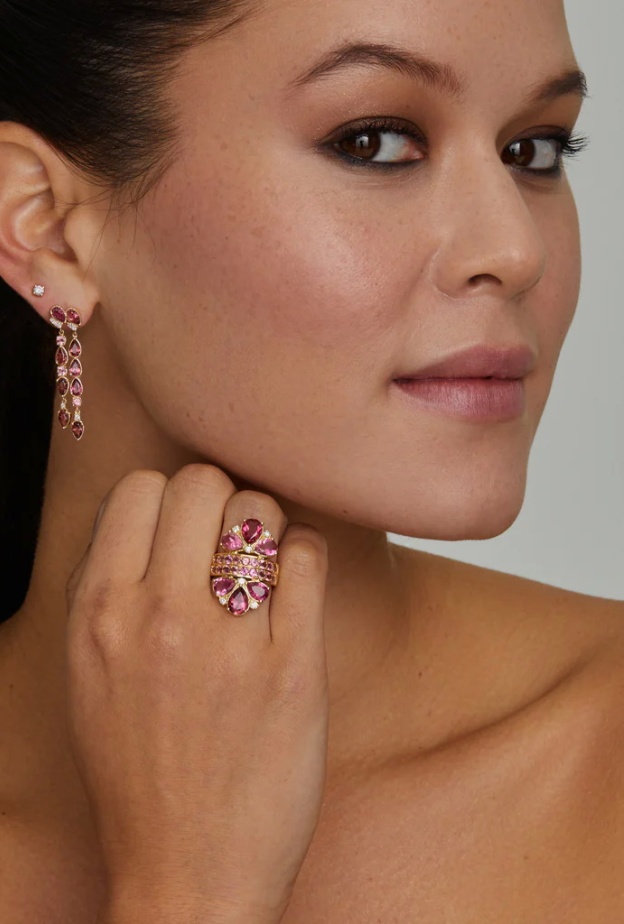 أقراط متدلية باللون الوردي