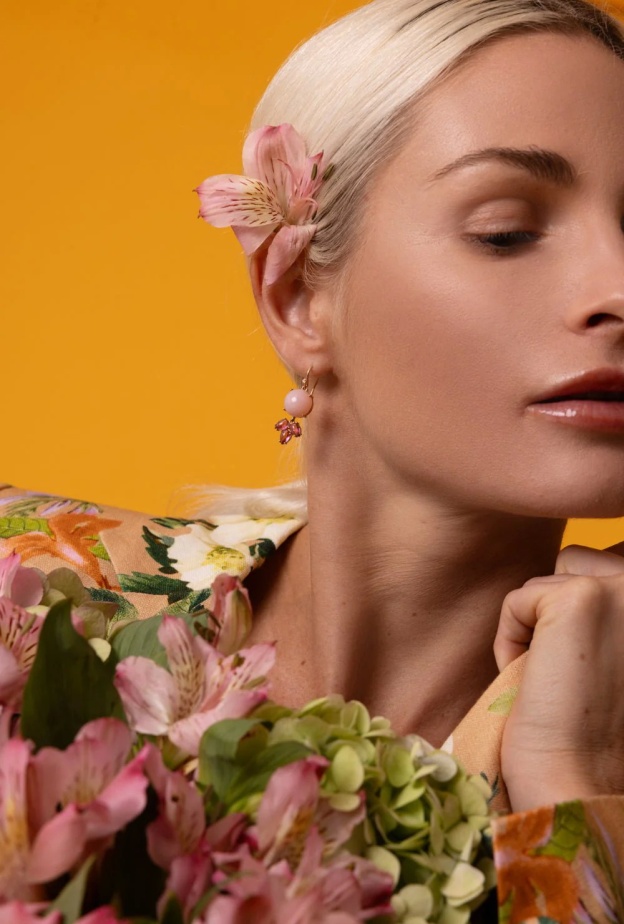 أقراط وردية