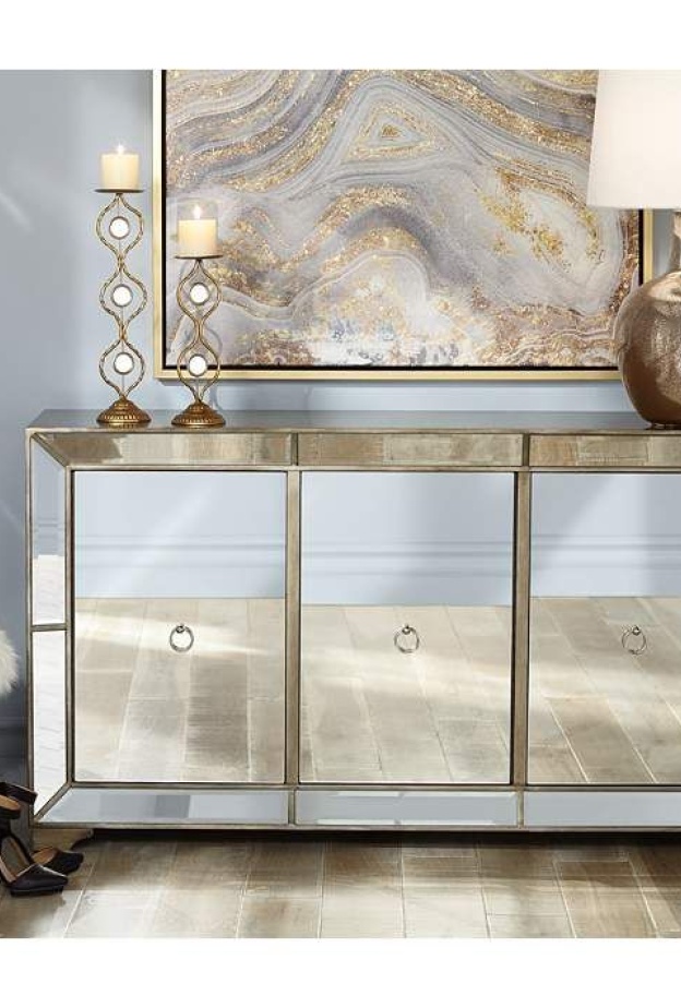 اختاري الأثاث الزجاجي في الغرف القليلة الإضاءة