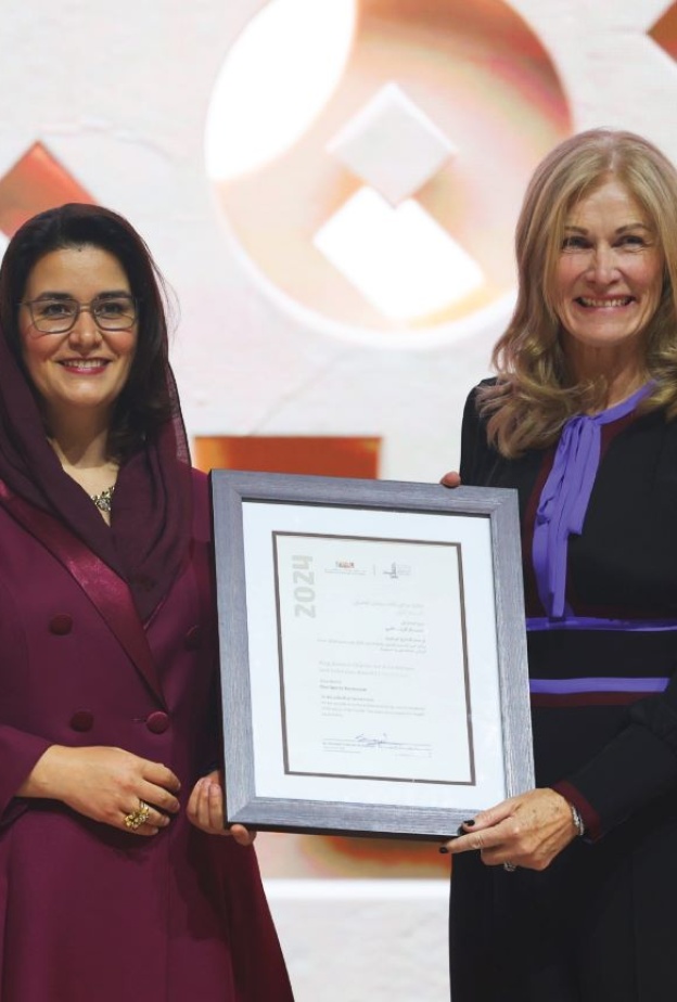 الرئيس التنفيذي لمؤسسة المسار الرياضي السيدة جين ماكجيفرن تتسلم الجائزة من الدكتورة سمية السليمان