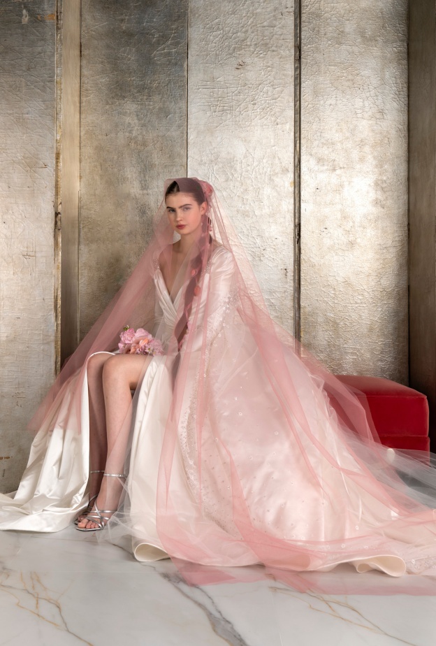 الطرحة الطويلة باللون الزهري من ريم عكرا للعروس الرومانسية