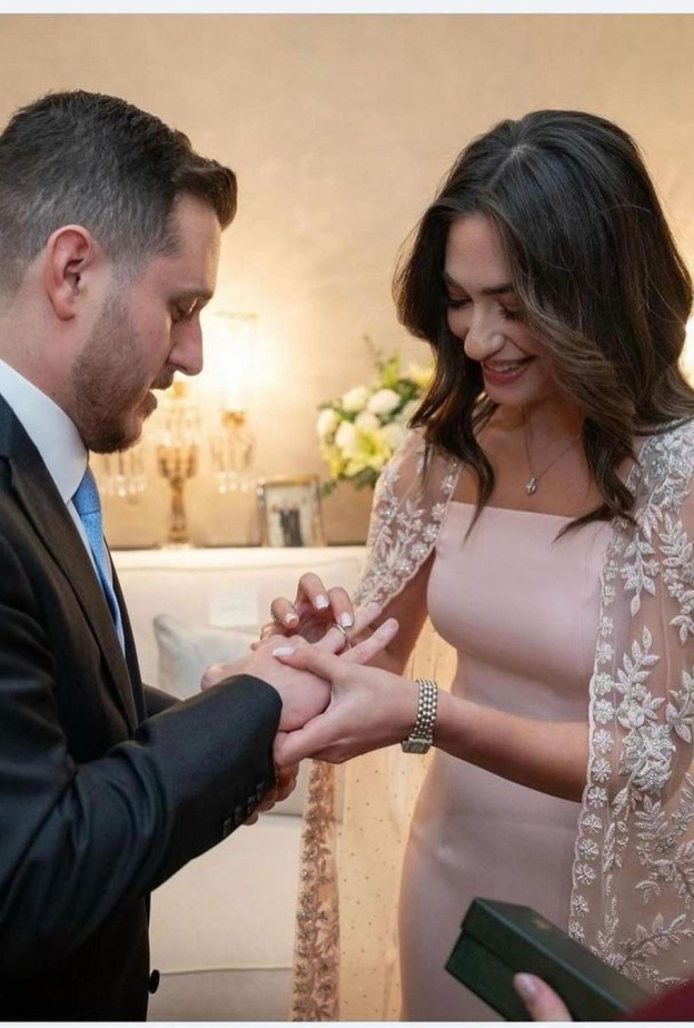العروسان يتبادلان خواتم الخطوبة