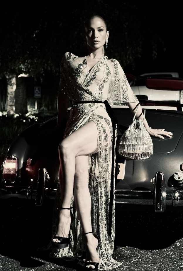 هكذا تُنسّق جينيفر لوبيز إطلالة أزيائها المُطرزة مع مجوهراتها البرّاقة