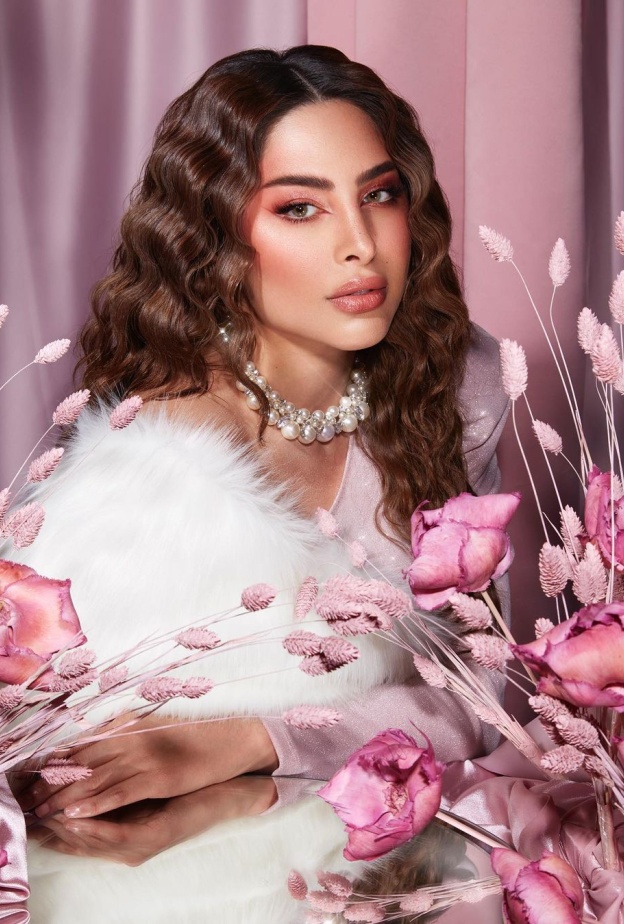 فوز الفهد تبحث عن عريس.. وهذه هي تصاميم مجوهراتها اللافتة التي نسّقتها مع إطلالة أزيائها الأبيض