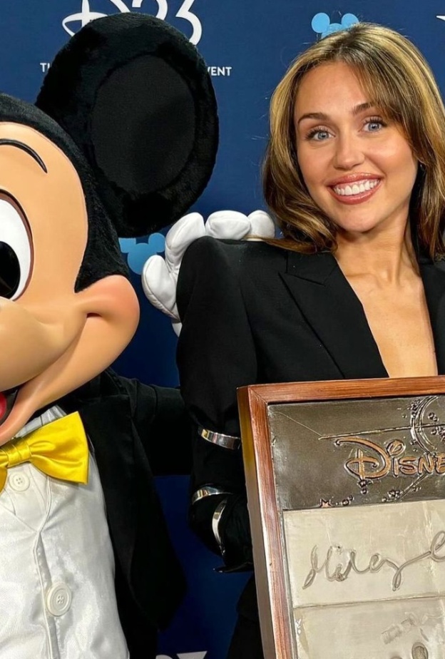 مايلي سايرس تحصل على لقب أسطورة ديزني