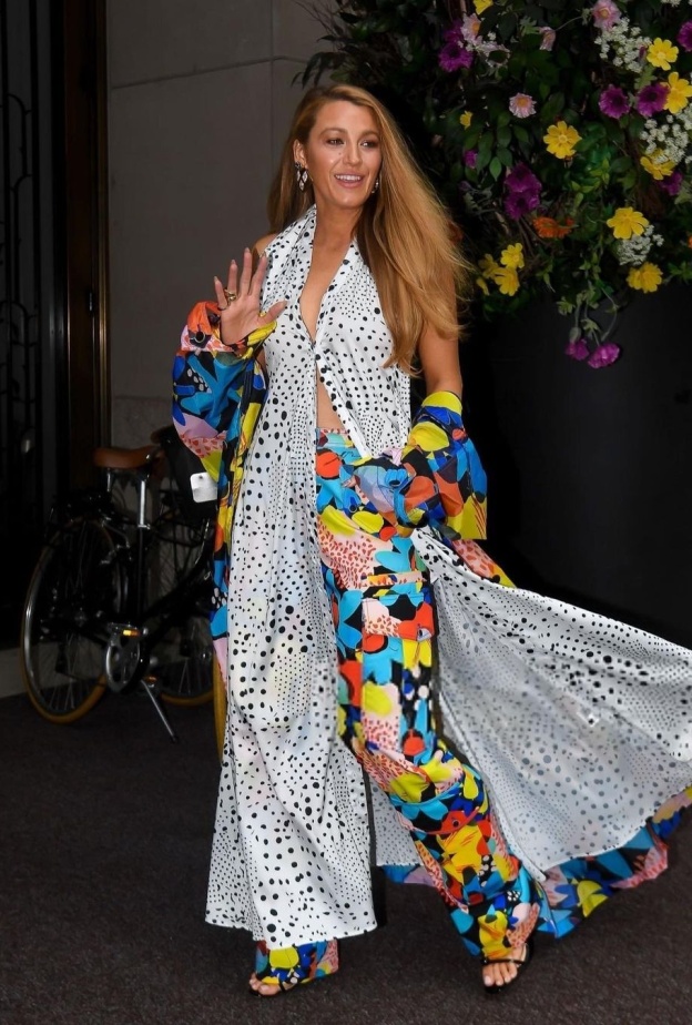 خيط رفيع بين الأناقة والبهرجة فهل تجاوزته بليك لايفلي؟ 