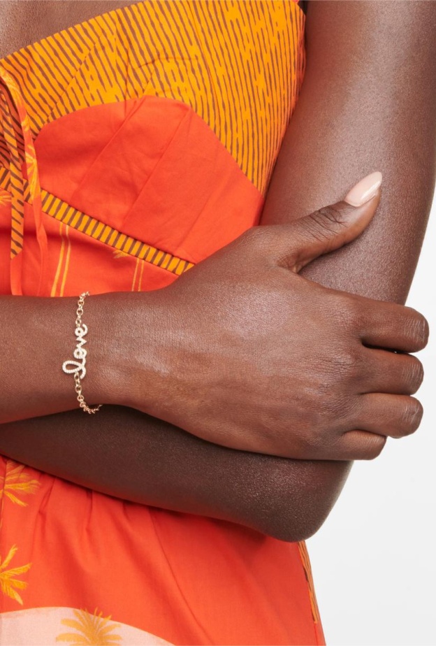 تألقي بأجمل أساور ذهب مُزينة بالحروف لاطلالة مرحة هذا الموسم