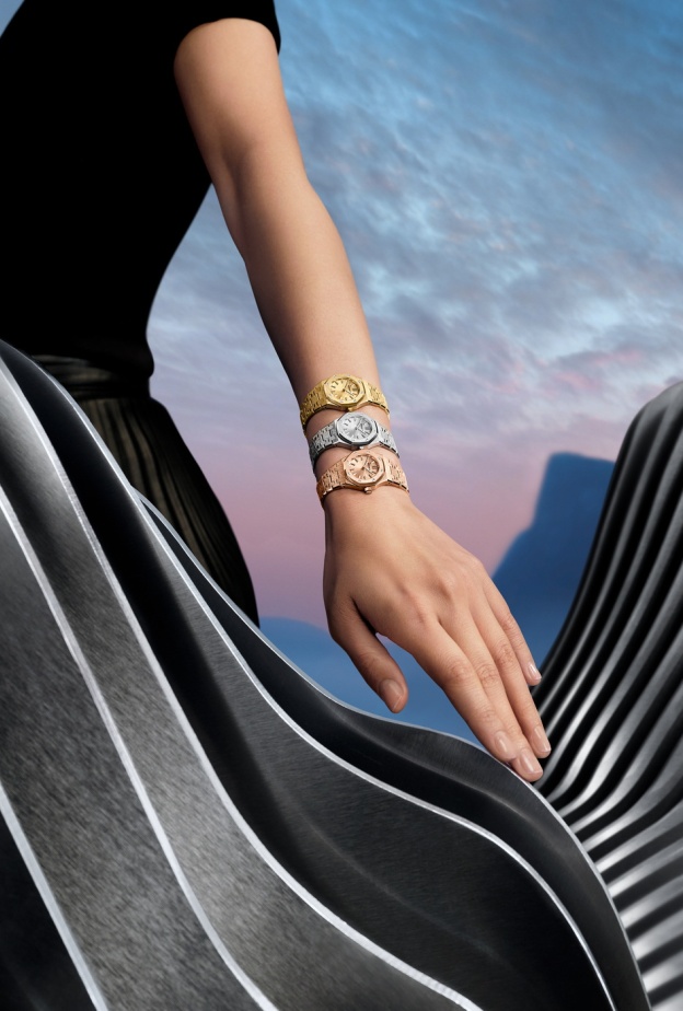 ساعات يد بالذهب والفولاذ