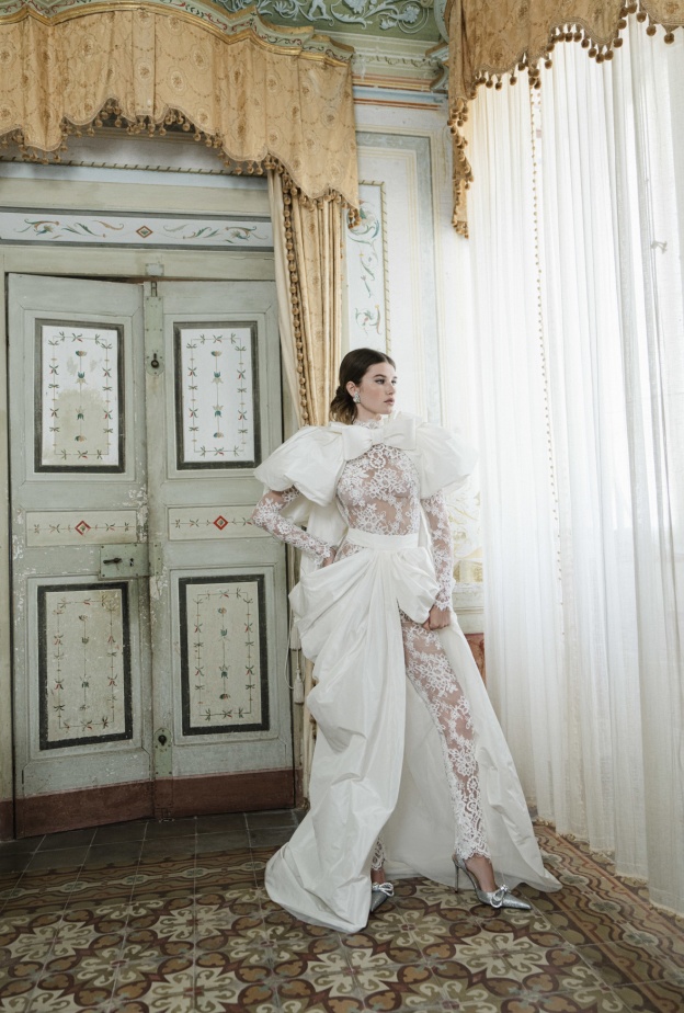 جمبسوت أوف وايت بتطريزات الدانتيل من مونيك لولييه