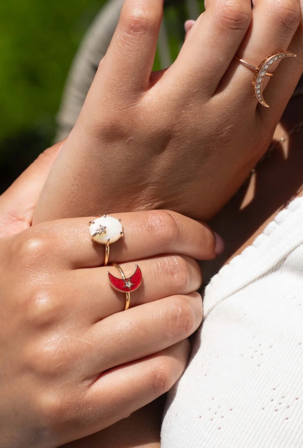 خاتم Cherry Enamel Crescent من أندريا فوهرمان Andrea Fohrman