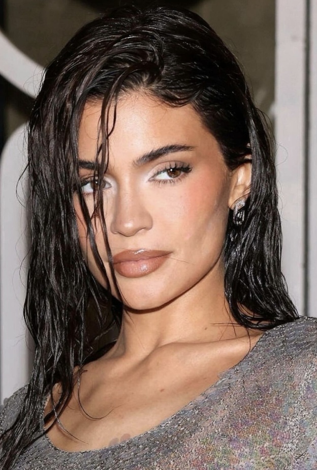 كيف تأثير المؤثرين على وسائل التواصل الاجتماعي على اتجاهات جراحة التجميل 