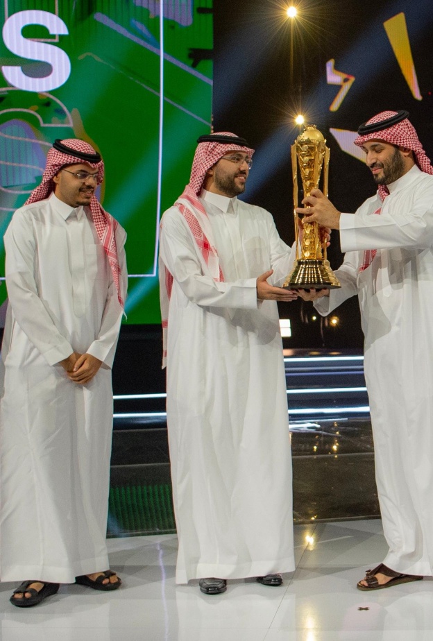 ولي العهد يتوج بطل كأس العالم للرياضات الإلكترونية