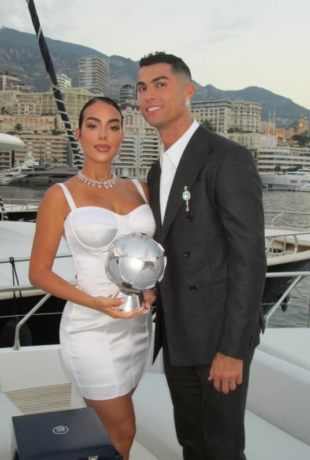 شاهدوا كريستيانو رونالدو وجورجينا رودريغيز بتصاميم مجوهرات دار ميسيكا الفاخرة خلال حفل الاتحاد الأوروبي لكرة القدم