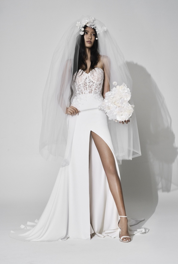 فستان زفاف بالدانتيل والتول من فيرا وانغ