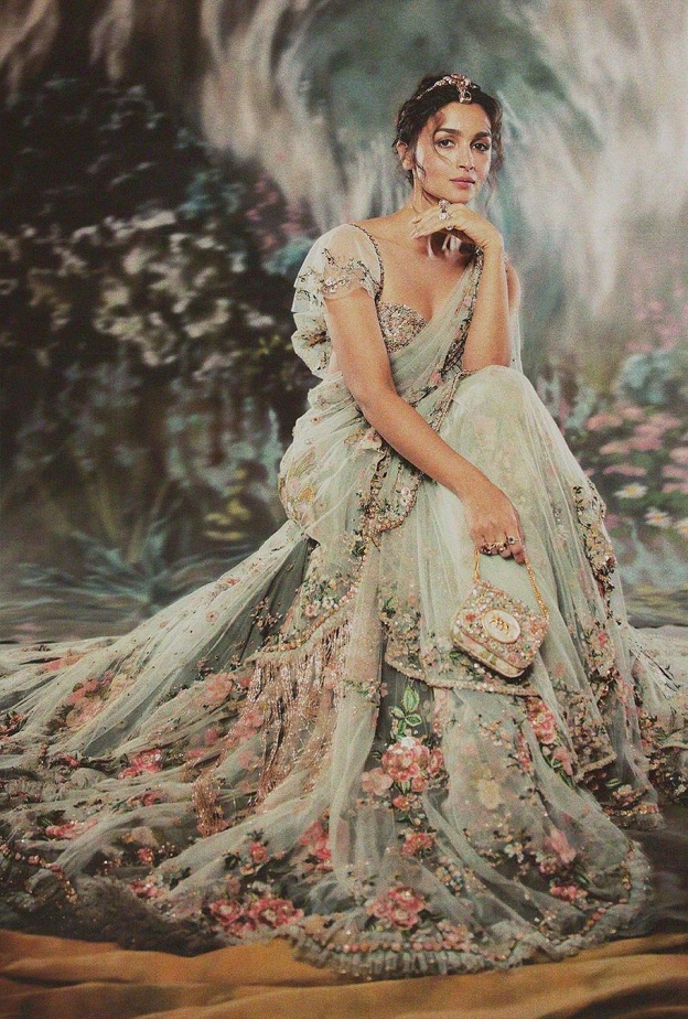 هكذا تُنسّق نجمات بوليوود الساري مع تصاميم المجوهرات التقليدية الفارهة