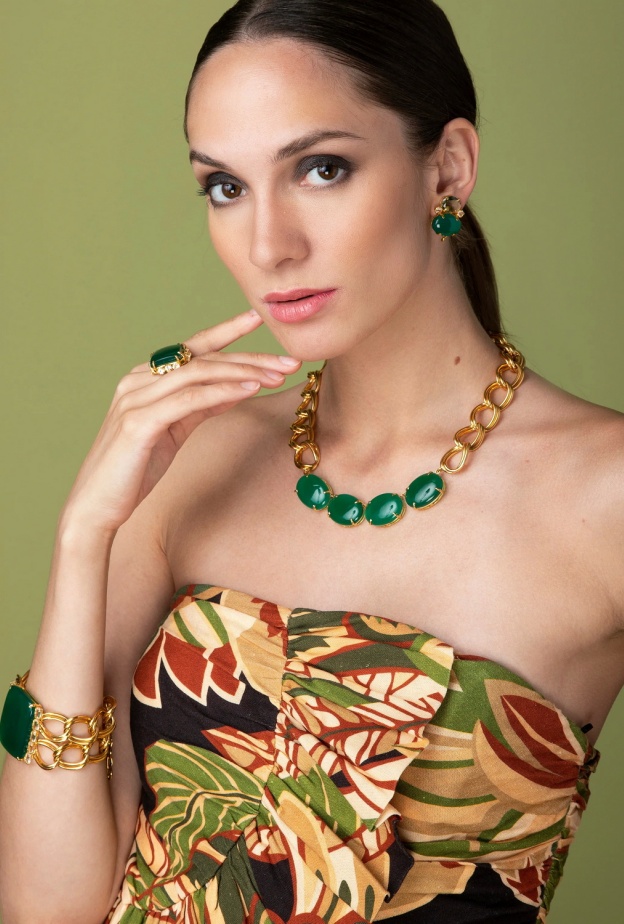 في يوم المرأة الاماراتية نسّقي أجمل تصاميم مجوهرات ملوّنة مرصّعة بأفخم الأحجار الكريمة