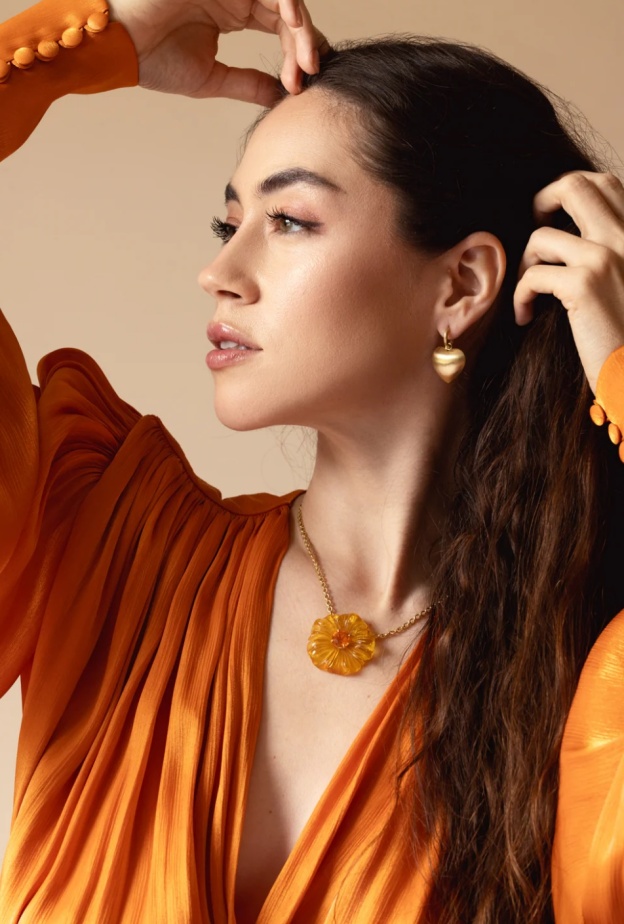 قلادة مرصّعة بالكهرمان من آريني نيويرث Irene Neuwirth