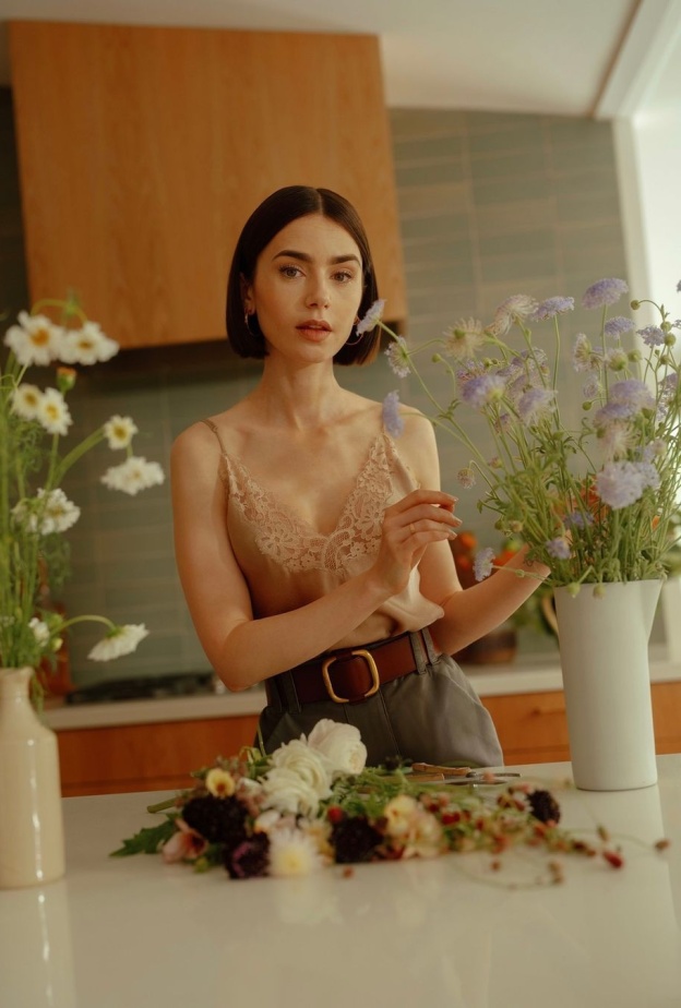 ليلي كولينز في منزلها في لوس أنجلوس