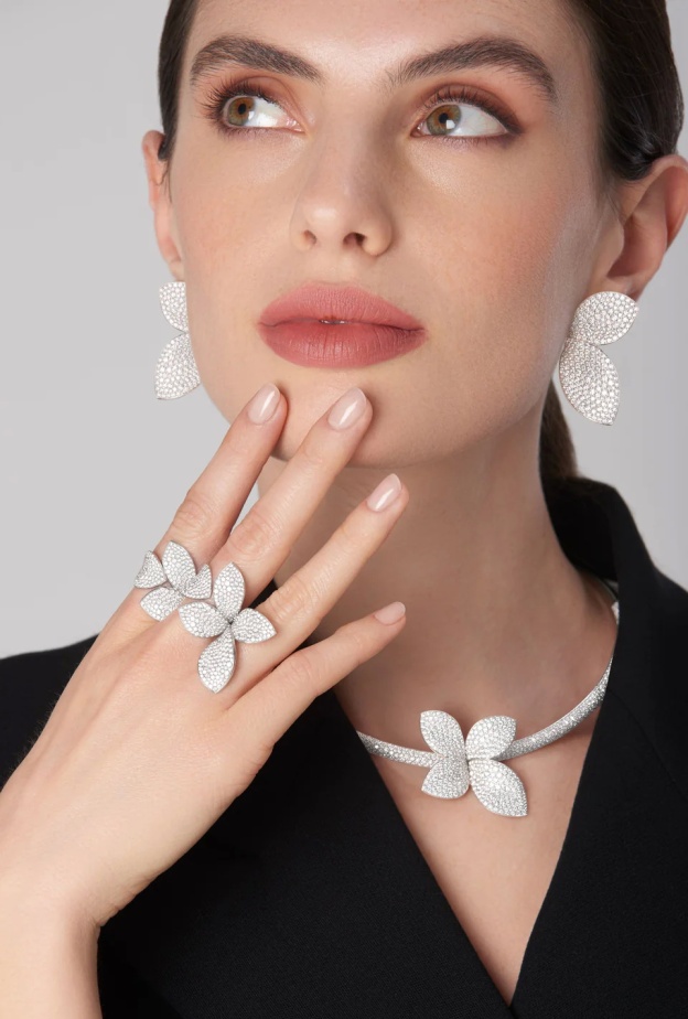 مجوهرات أحادية اللون