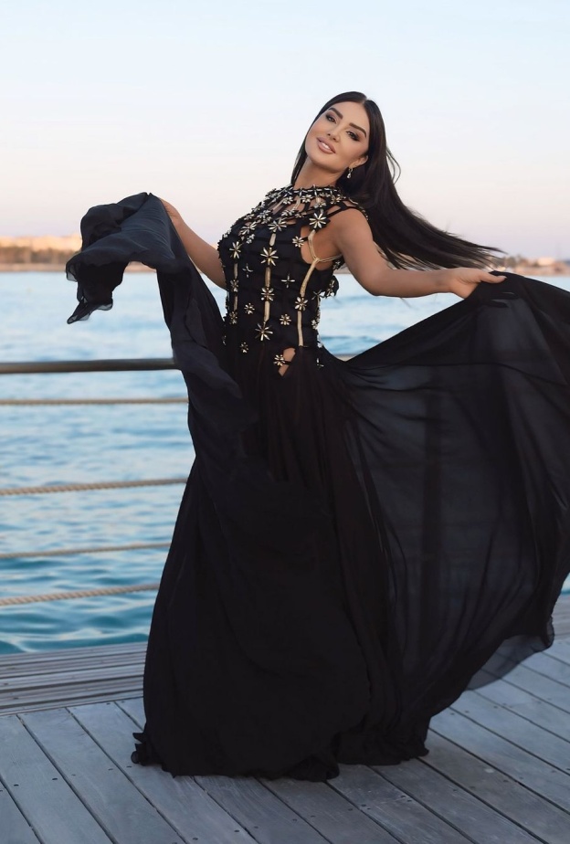 نجمات برج الأسد بتصاميم مجوهرات لافتة للنظر مرصّعة بالأحجار التي تعكس قوتهنّ 