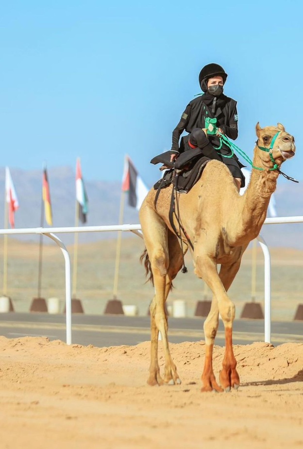 خلود الشمري في النسخة السابقة من مهرجان ولي العهد للهجن الصورة من حسابها