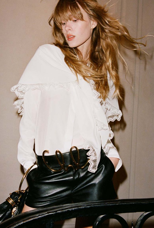 القميص الأبيض: قطعة خالدة تتجاوز الزمن وتعيد تعريف الأناقة 