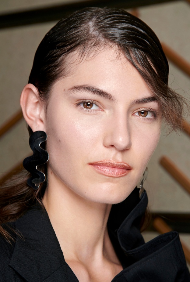 أسرار التألق بموضة المكياج الطبيعي في عروض الأزياء