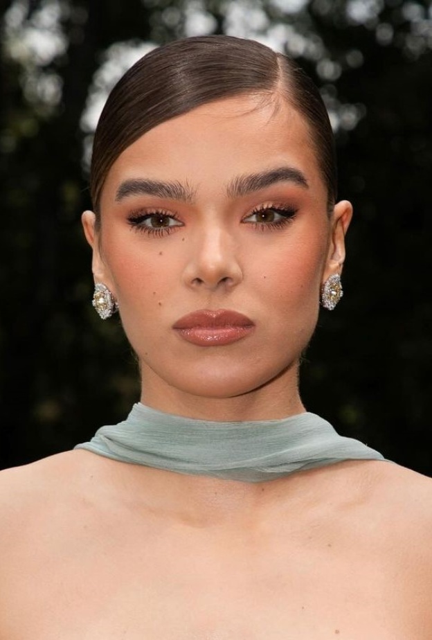 إطلالة Hailee Steinfeld بالمكياج المشمشي الغلوسي