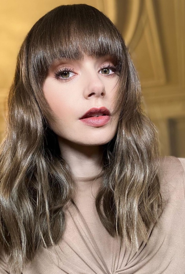 الغرة الأمامية الطويلة مع الخصل الويفي من وحي Lily Collins