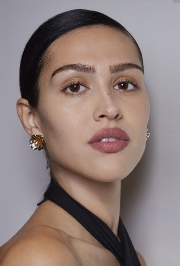 تألقي بإطلالة خالية من اللمعان مع افضل باودر للبشرة الدهنية لجمال يدوم طوال اليوم