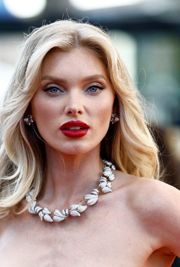 خطوط الايلاينر السوداء تناسب الشعر الأشقر من اطلالة Elsa Hosk