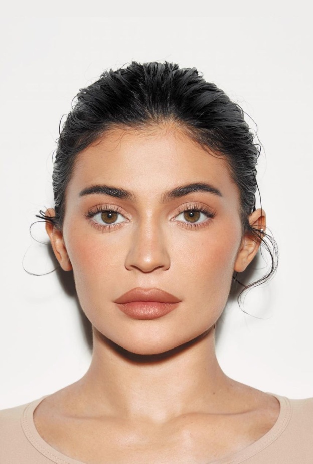 رسمات الحواجب الرفيعة والمسحوبة الى الاعلى من وحي Kylie Jenner