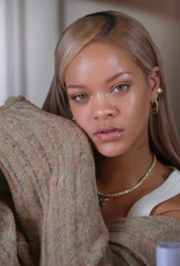رسمات المكياج الغلوسي بأسلوب  Rihanna