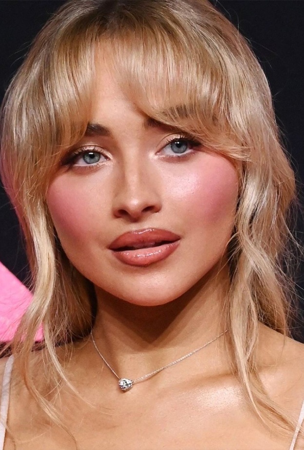 سابرينا كاربنتر بإطلالة انثوية مشرقة