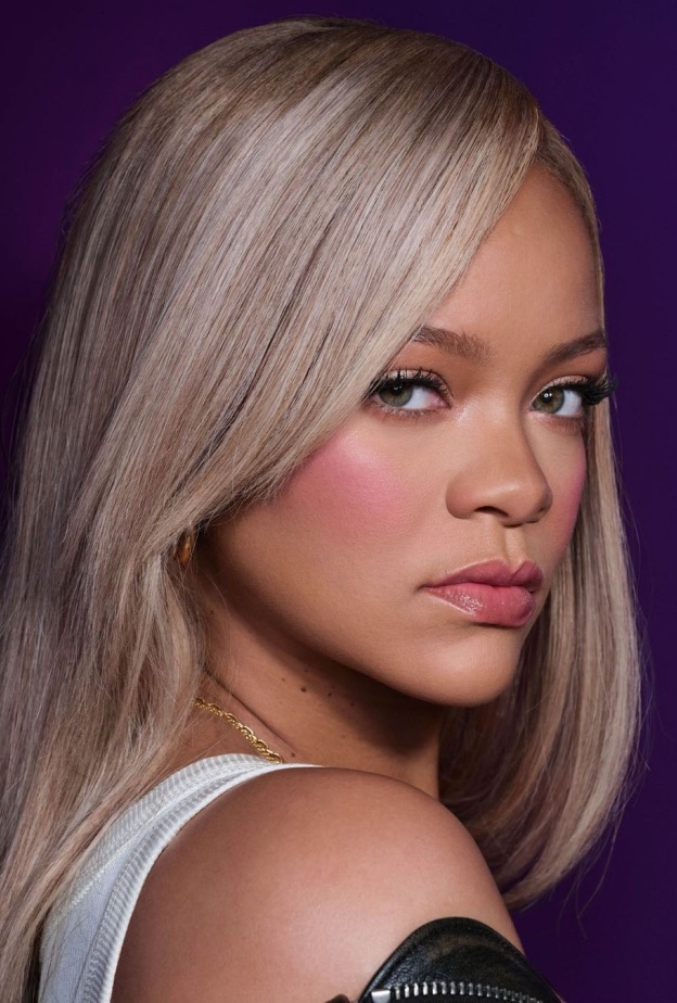 صبغات شعر مدموجة بين الذهبي والرمادي من وحي Rihanna