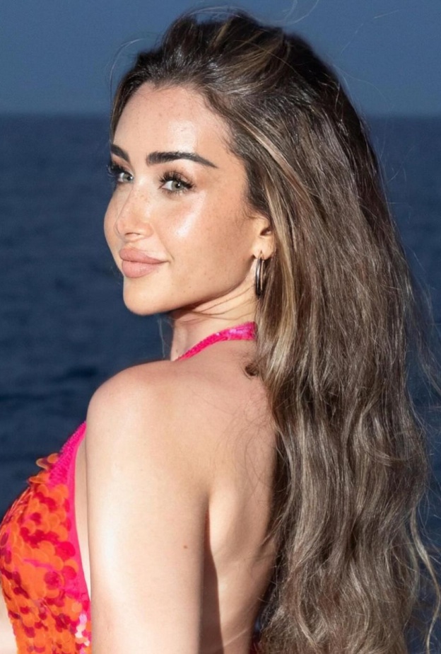 هنا الزاهد بصورة من حسابها على انستغرام