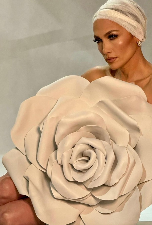  15 قطعة مجوهرات زيّنت إطلالات نجمات هوليوود في مختلف جولاتهنّ حول العالم