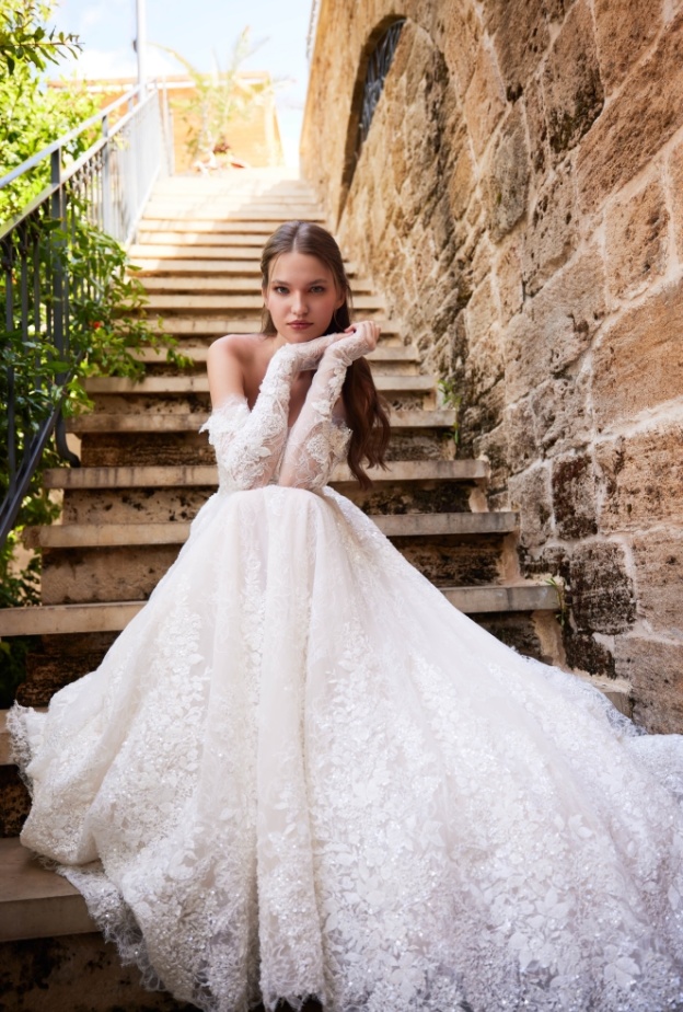 اسبوزا تعرض مجموعة فساتين الزفاف الكاملة